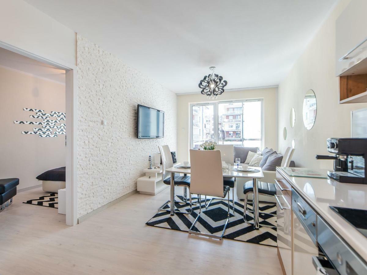 Color Apartments Apartament Black & White Kolobrzeg Bagian luar foto